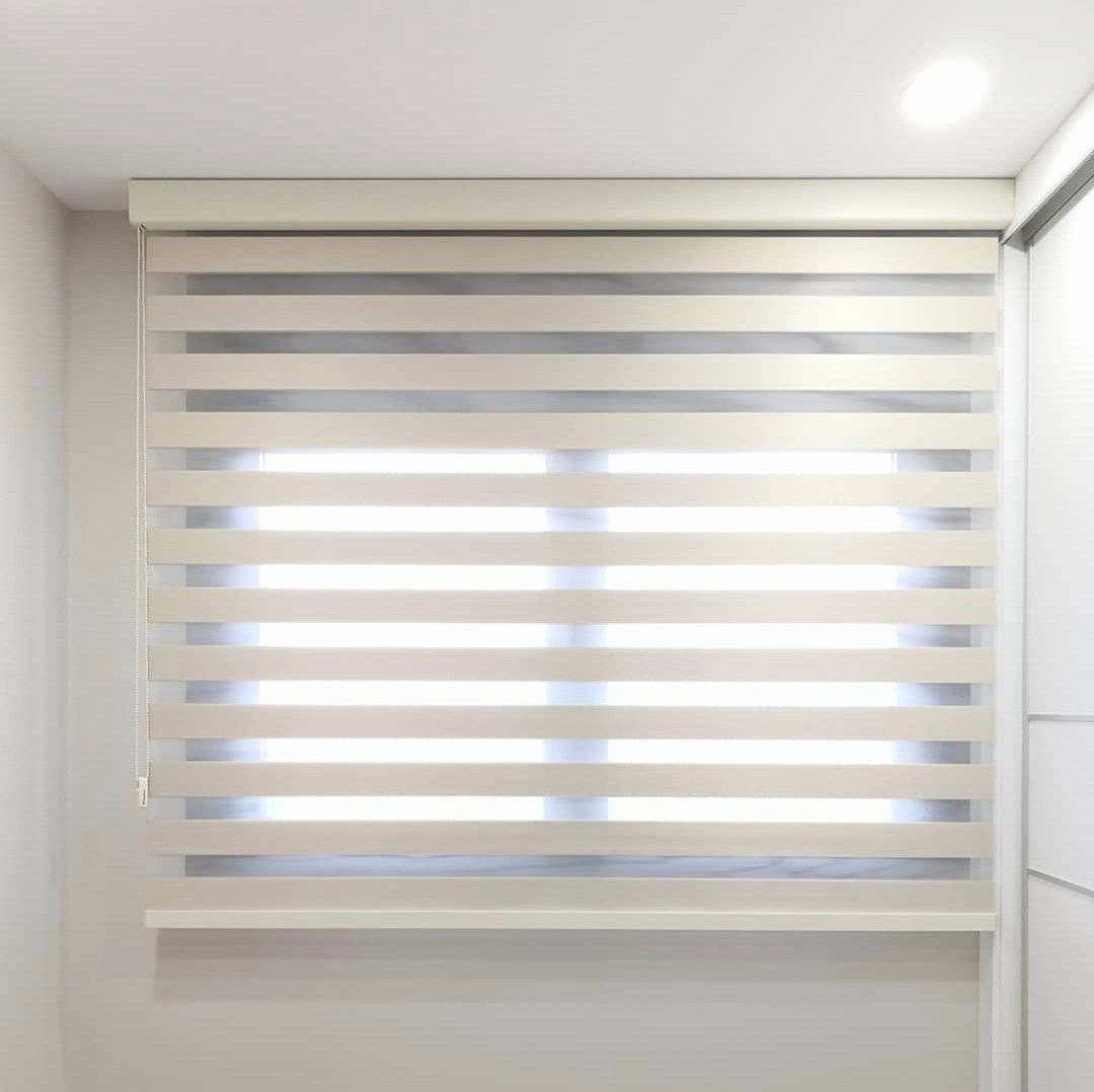 Persiana de diseño moderno con bandas horizontales alternas permite regular la luz natural en una habitación.